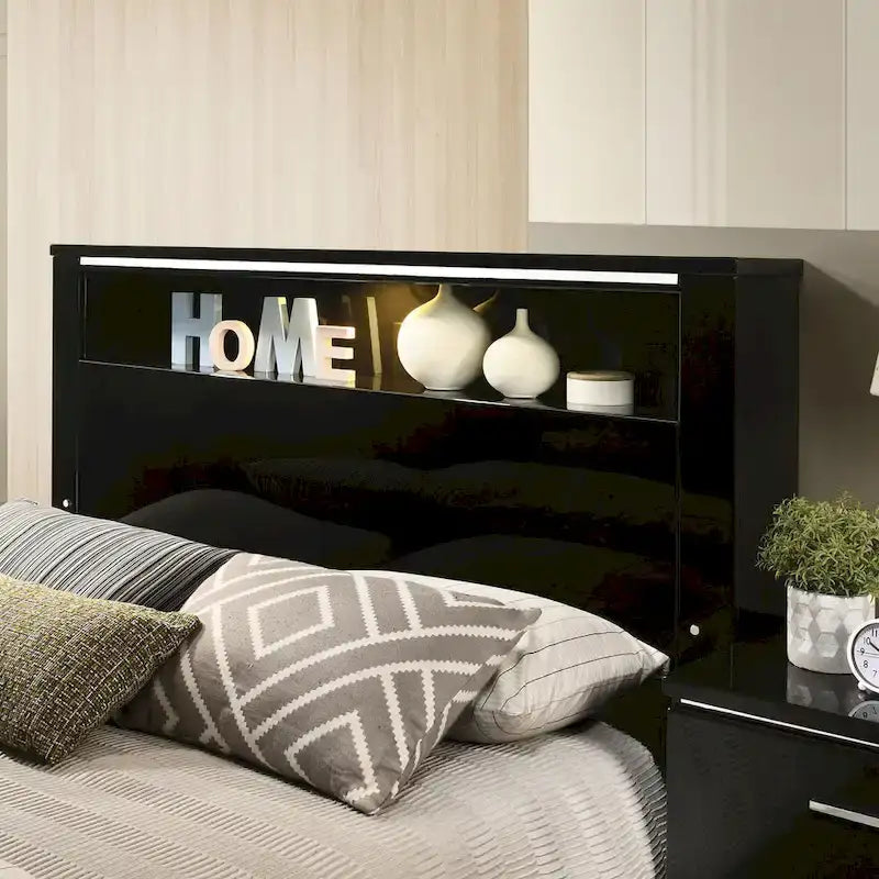 Lit à panneau noir moderne avec étagère de tête de lit à LED