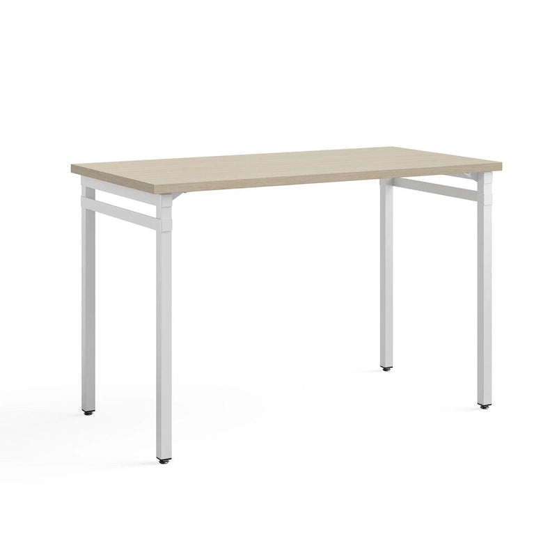Bureau informatique moderne avec cadre en acier